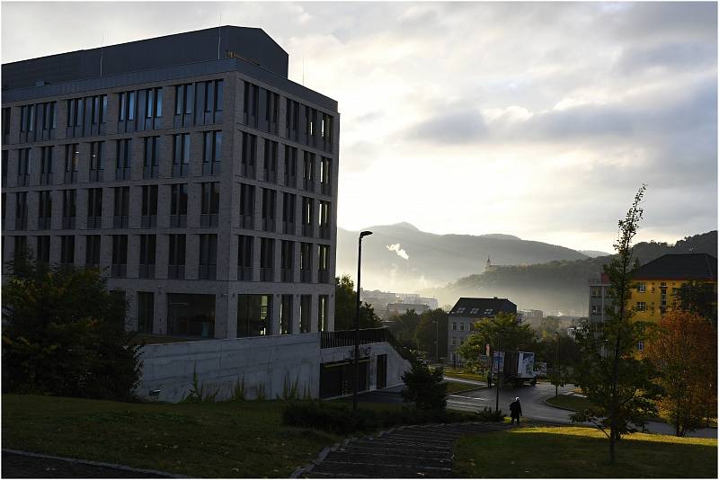 V roce 2006 převzala ústecká univerzita symbolický klíč od areálu bývalé nemocnice, a od té doby zde začaly vyrůstat nové budovy jako houby po dešti. Podívejte se, jak to tam vypadá dnes.
