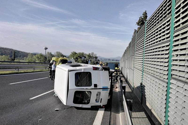 Nehoda nákladního vozu a dodávky na dálnici D8 u Knínic