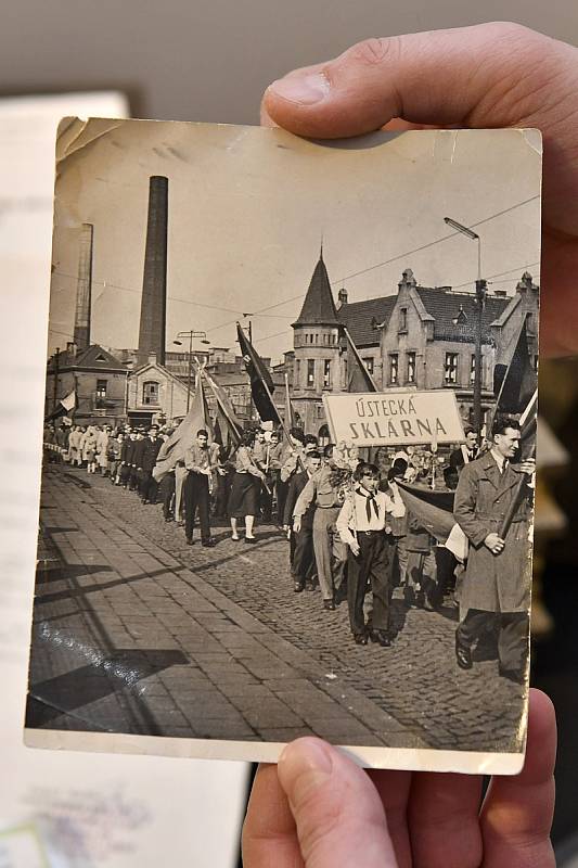 Vzpomínky na ústeckou sklárnu od Petra Mudry ve formě dokumetnů, fotek a elektronické kopie fotografií ze sbírek ústeckého muzea.