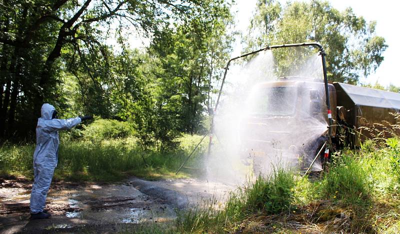 Vojenští chemici a zdravotníci z několika zemí trénují řešení vypjatých situací na cvičení Clean Care 2022 v Tisé u Ústí nad Labem.