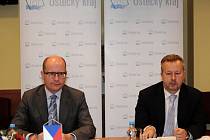 Premiér Bohuslav Sobotka (vlevo) přijel 20. července na návštěvu Ústeckého kraje. Na snímku vpravo je ministr životního prostředí Richard Brabec.