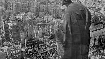 Blick vom Rathausturm. Pohled od radniční věže. Slavná fotografie vybombardovaných Drážďan ukazuje válku v její nahotě. Nejhůře ji prožívají neozbrojení civilisté.