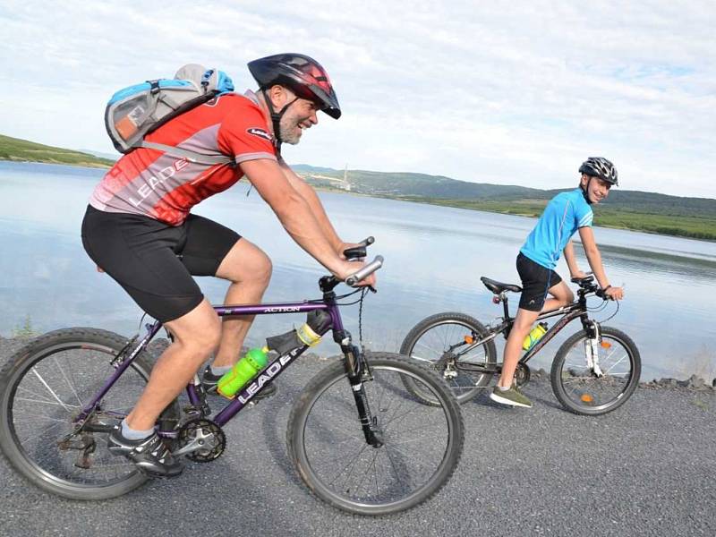 Jezero Milada láká cyklisty i turisty.