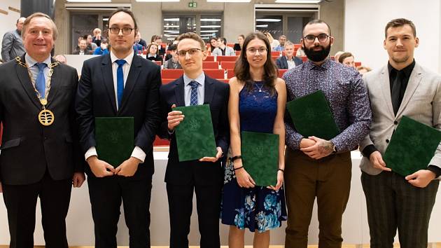 Studenti s cenami děkana PřF UJEP. Zleva doc. Varady, Holý, Čaniga, Paříková, Greguš a Mlýnek.