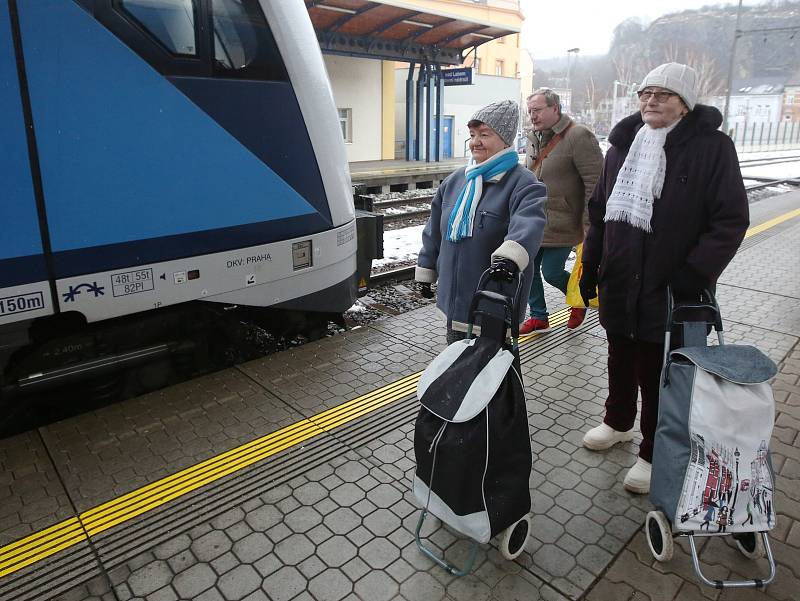 Několikahodinová zpoždění a chaos. Takové zkušenosti si odnášeli cestující v průběhu letošního roku z dálkového cestování po české železnici