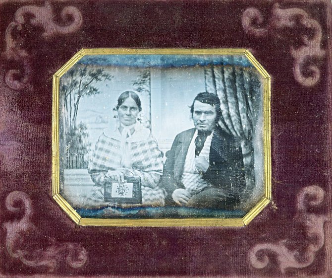 Daguerrotypie neznámého manželského páru, angloamerického typu v krabičce k nošení u sebe. Vznikla okolo roku 1845.
