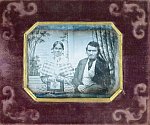 Daguerrotypie neznámého manželského páru, angloamerického typu v krabičce k nošení u sebe. Vznikla okolo roku 1845.