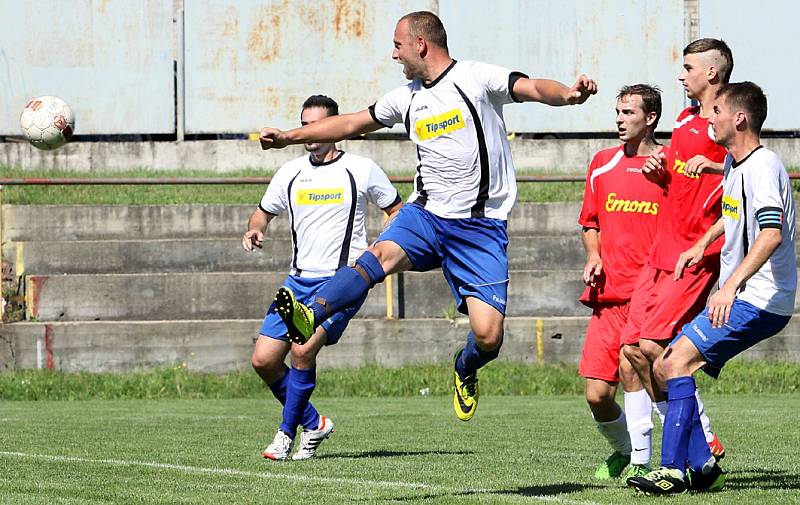 Trmice (bílí) rozdrtily Benešov 7:1. 