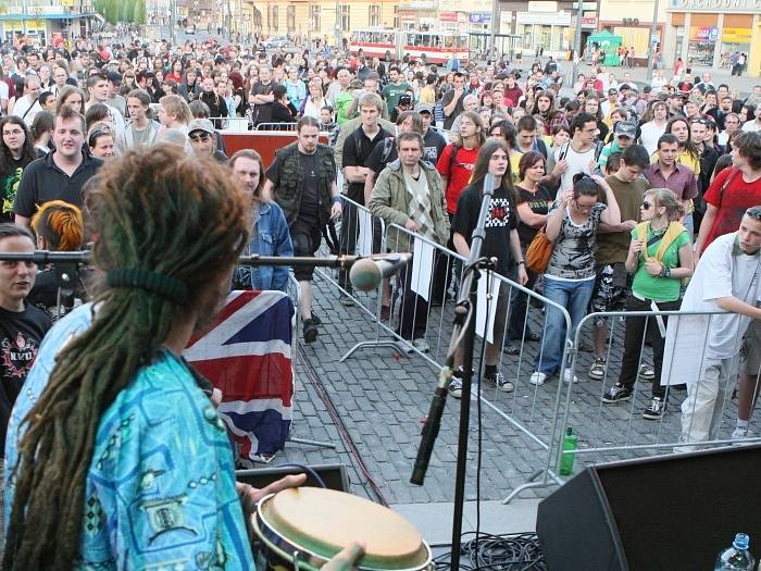 Koncert na Mírovém náměstí proti pochodu nacionalistů. 