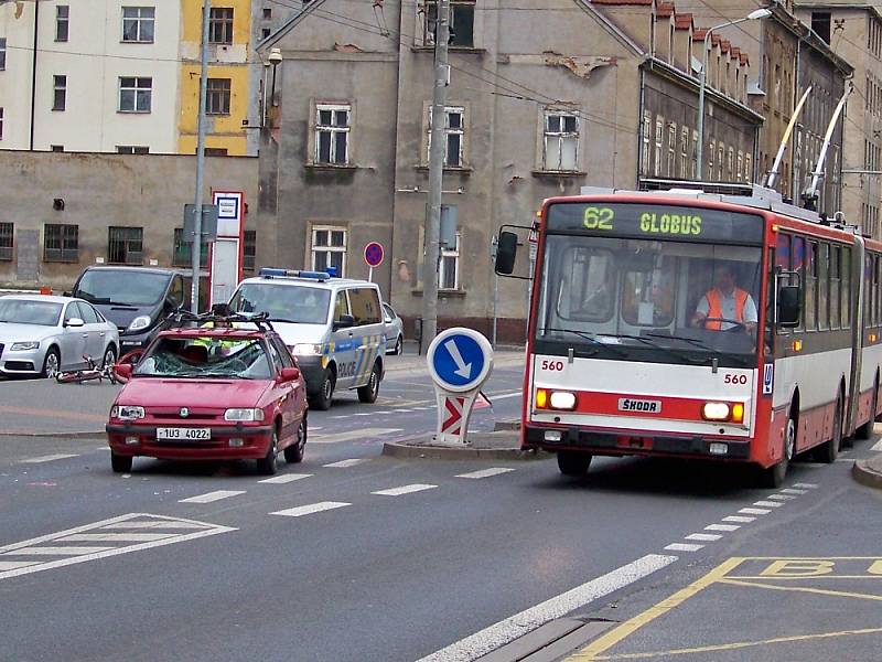 Srážka osobního auta s cyklistou byla příčinou pátečního omezení dopravy v Tovární ulici u zastávky Západní nádraží.