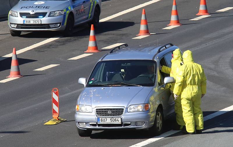 Policisté , hasiči a vojáci hlídají od páteční půlnoci přechod Petrovice-Krásný les. Kontrolují každé osobní vozidlo, které jede z Německa a namátkou i kamiony.