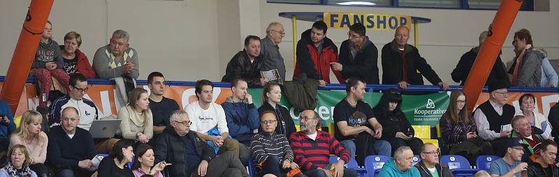 OBRAT. Ústečtí volejbalisté po prohraném prvním setu extraligový zápas s Příbramí (v modrém) otočili a vyhráli 3:1.