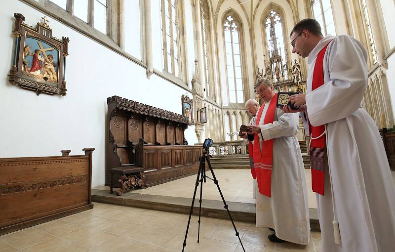 Velikonoce v církvi ovlivňuje koronavir. Proto velkopáteční obřady probíhají formou videopřenosu. Věřící sledují, co se v kostele děje, v počítači a nebo na mobilním telefonu.