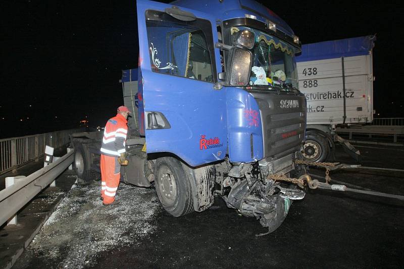 Kamion s řepkou zablokoval hlavní silniční tah z Ústí nad Labem na Děčín.