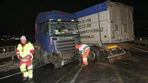 Kamion s řepkou zablokoval hlavní silniční tah z Ústí nad Labem na Děčín.