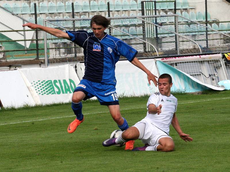 Ústečtí fotbalisté (modré dresy) zvítězili v Mostě 3:1.