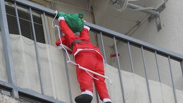 Visí nebo šplhá tenhle Santa Claus na balkoně paneláku? V čase adventu a Vánoc nejsou takové obrázky na českých sídlištích výjimkou. Dovedete si však v této pozici představit Ježíška?