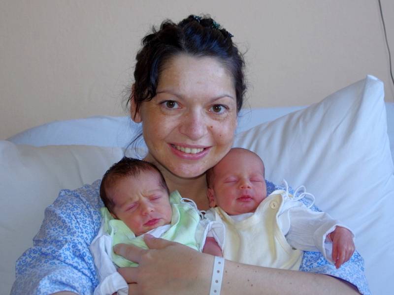 Kamilka a Nikolka Smilovy se narodily v ústecké porodnici dne 24. 3. 2014 (9.30 a 9.31) mamince Martě Vařekové, Kamilka měřila 47 cm, vážila 2,4 kg. Nikolka měřila 48 cm, vážila 2,31 kg.