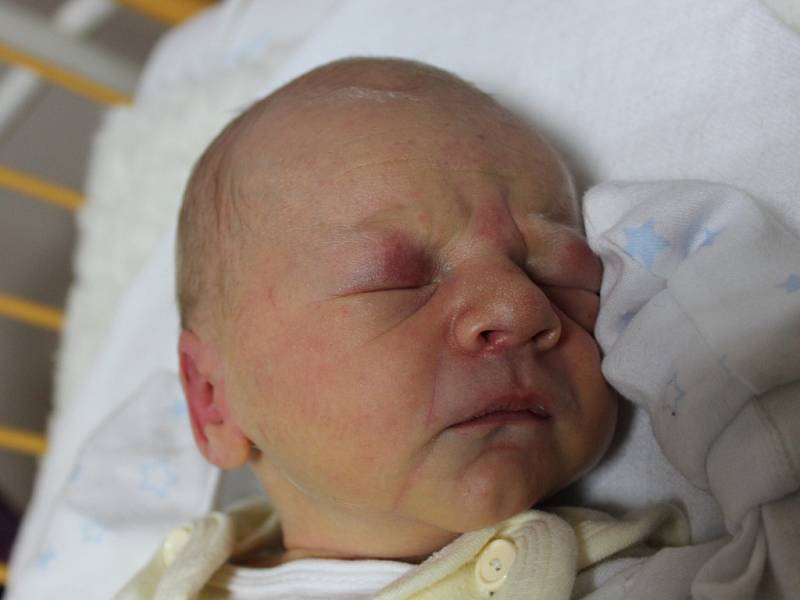 Adam Pavlík se narodil v ústecké porodnici 20.10.2015 (0.50) Daně Lukešové. Měřil 50 cm, vážil 3,13 kg.