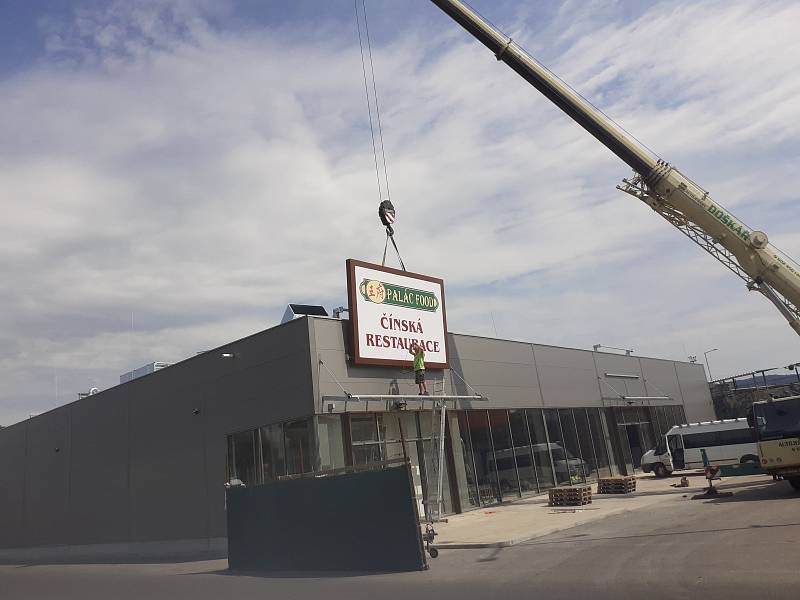 Čtenář nafotil instalaci poutače nové restaurace vedle OBI