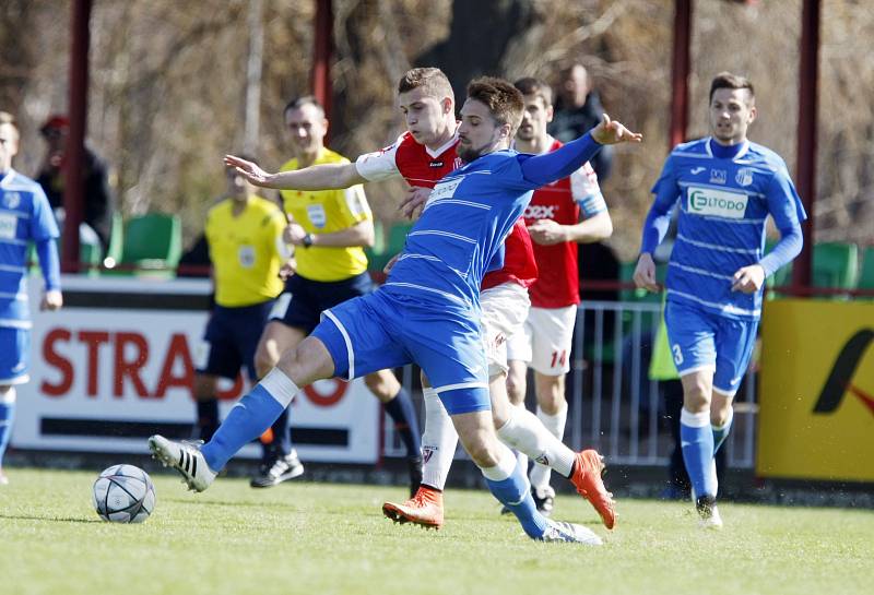 Fotbalisté Ústí (modří) remizovali v Pardubicích 1:1.