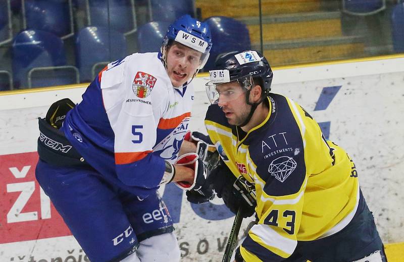 Hokejisté Slovanu (žlutí) doma prohráli s Litoměřicemi vysoko 0:5.