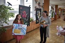 Obrázky talentované školačky Nataši Oláhové ze šesté třídy vystavují v základní škole v Mojžíři.