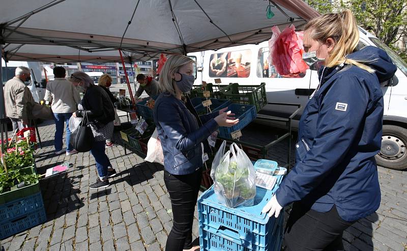 První farmářské trhy v Ústí nad Labem po uvolnění restrikcí koronavirové krize. Úterý 21. dubna