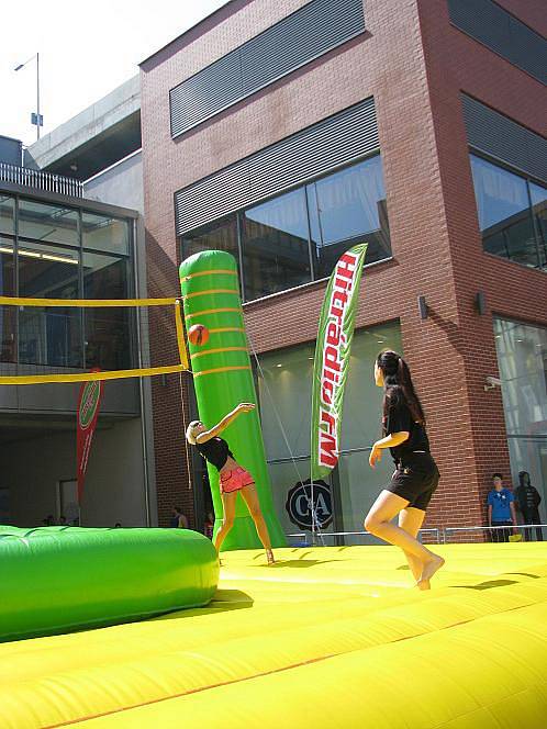 První Bossaball cup v České republice se hrál na Kostelním náměstí před obchodním centrem Forum. Mezi největší hvězdy turnaje patřily přední české modelky Lucie Váchová a Hana Mašlíková.