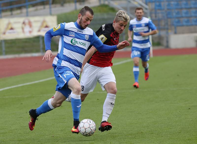 Ústečtí fotbalisté (modro-bílí) doma porazili Prostějov 3:0.