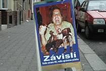 Volební recesi typickou pro český naturel zdobí postavy společensky unavených mužů po bujaré „pitce“.