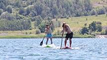 Na hlavní pláži se uskutečnily závody v paddleboardingu.