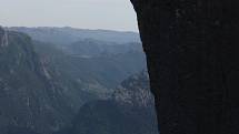 Preikestolen v Norsku je skalní terasa, která se tyčí 600 metrů přímo nad Lysefjordem a skála odtud padá až k úrovni mořské  hladiny. Snímek poslala Helena Liscová z Lázní Mšené