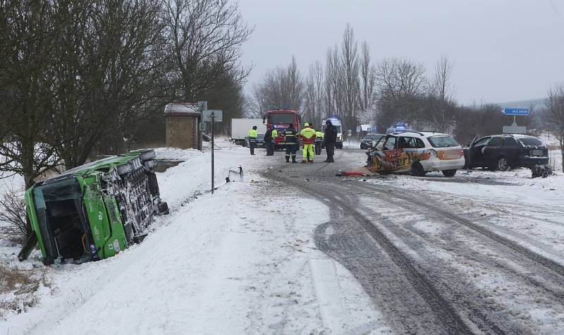 Dopravní nehoda autobusu a dvou osobních aut si vyžádala jeden lidský život a 15 zraněných.