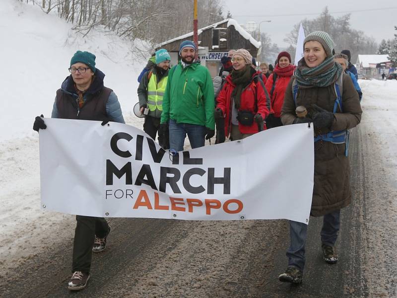 Asi pět desítek aktivistů, kteří na protest proti válce v Sýrii jdou z Berlína do Halabu (Aleppa), dorazilo dnes dopoledne do České republiky. České hranice překročili v Petrovicích.