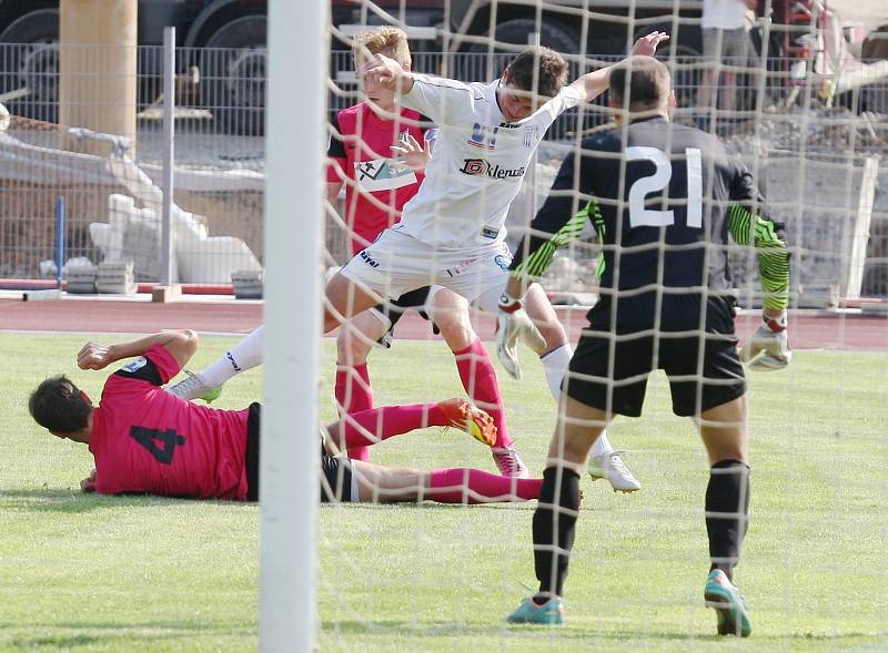 Ústečtí fotbalisté (bílé dresy) doma porazili Chomutov 2:1.