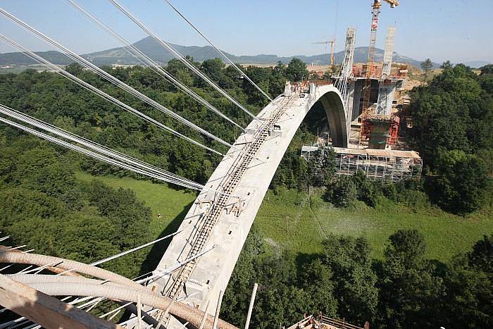 Unikátní most, který je v Evropě pouze jeden, se staví současně s výstavbou dálnice D8 přes České středohoří.