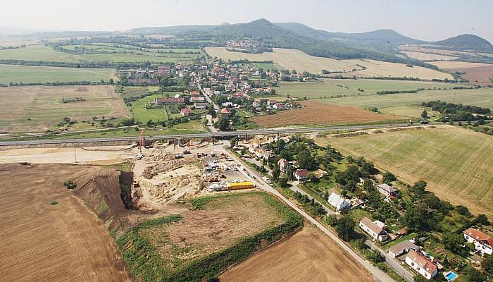 Unikátní most, který je v Evropě pouze jeden, se staví současně s výstavbou dálnice D8 přes České středohoří.