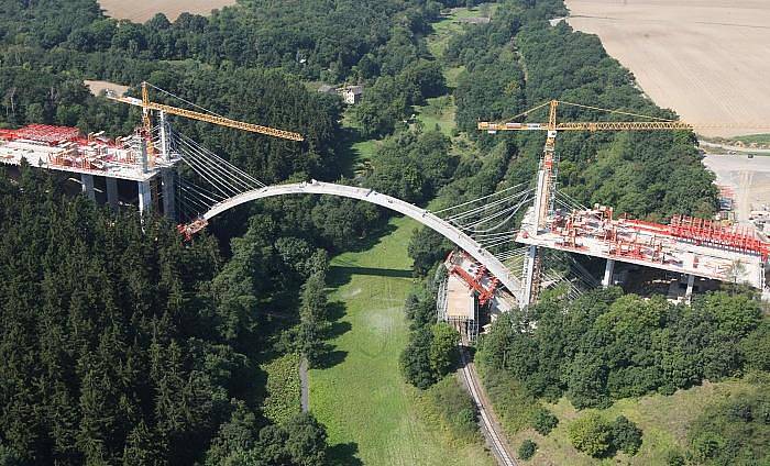 Unikátní most, který je v Evropě pouze jeden, se staví současně s výstavbou dálnice D8 přes České středohoří.