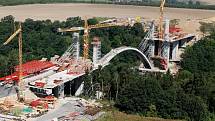 Unikátní most, který je v Evropě pouze jeden, se staví současně s výstavbou dálnice D8 přes České středohoří.