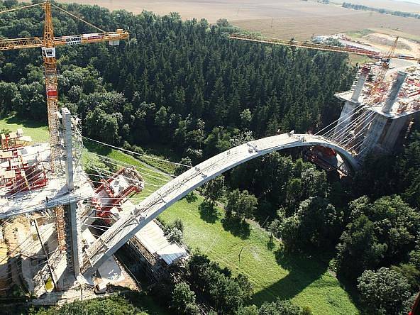 Unikátní most, který je v Evropě pouze jeden, se staví současně s výstavbou dálnice D8 přes České středohoří.