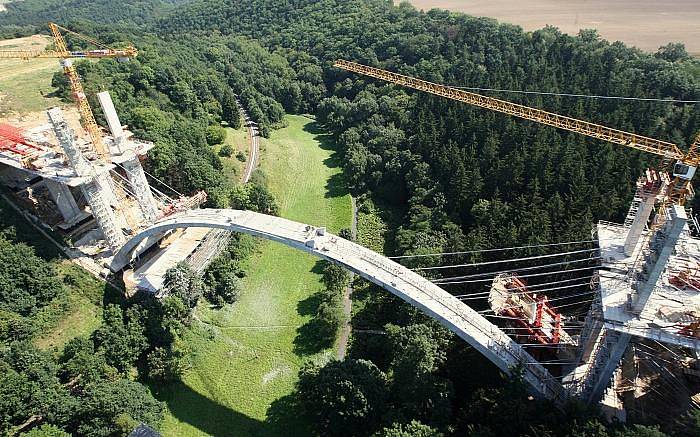 Unikátní most, který je v Evropě pouze jeden, se staví současně s výstavbou dálnice D8 přes České středohoří.