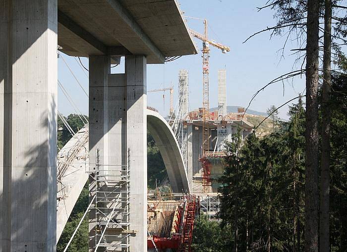 Unikátní most, který je v Evropě pouze jeden, se staví současně s výstavbou dálnice D8 přes České středohoří.