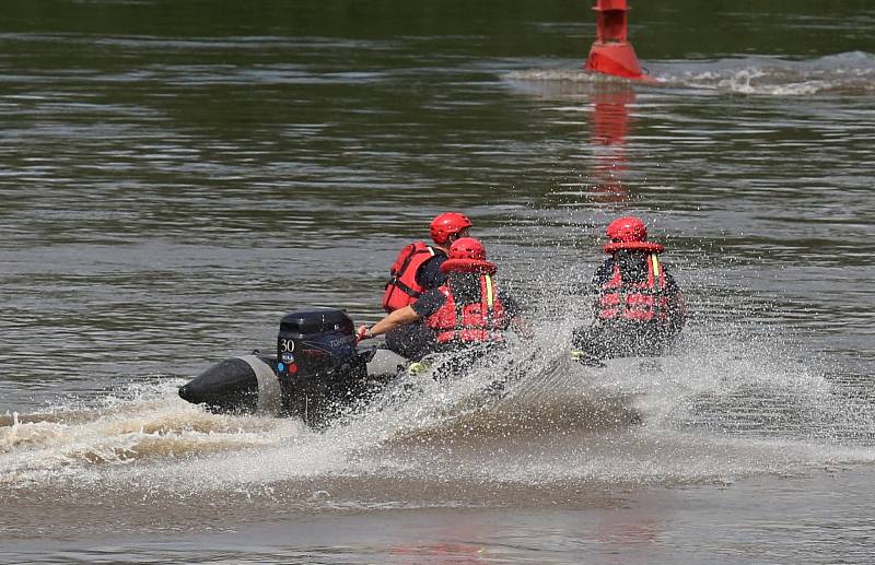 Pátrání po sebevrahovi v Labi u mostu E. Beneše v Ústí nad Labem