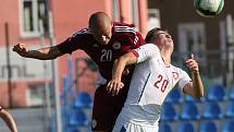 Česká republika U18 (v bílém) porazila v Ústí nad Labem Lotyšsko U18 2:1. Jonáš Kneifel (vpravo)