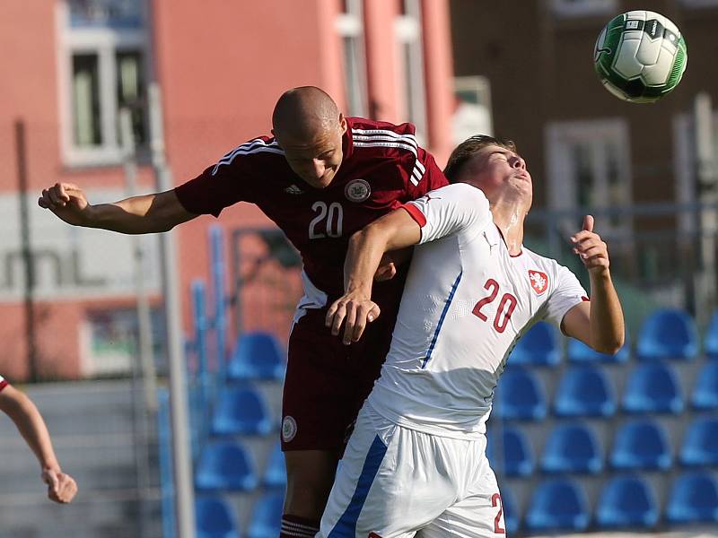 Česká republika U18 (v bílém) porazila v Ústí nad Labem Lotyšsko U18 2:1. Jonáš Kneifel (vpravo)