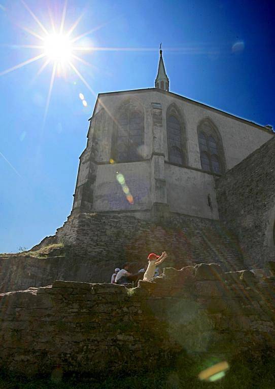 Zatímco na Hradě Houska vládnou údajně temné síly, Bezděz je prý pozitivní. Navzdory tomu, že ve zdejších zdech je dosud slyšet pláč malého Václava, syna Přemysla Otakara II. Ten tu byl vězněn Branibory i s matkou, královnou Kunhutou.