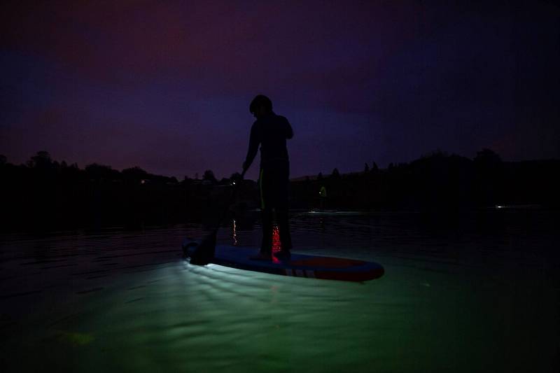 Na paddleboardu se dá na jezeře Miladě jezdit i v noci se speciálním osvětlením. Pak můžete vidět i obří sumce.