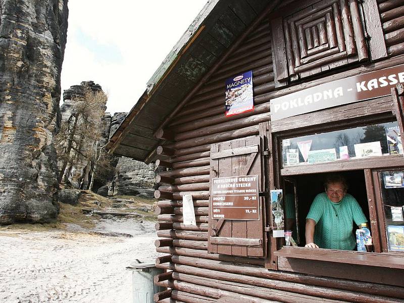 Turistická sezona začala v Tiských stěnách.