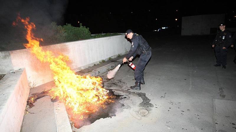 Fotoreportér Deníku Jan Vraný byl na noční hlídce s mosteckými policisty.